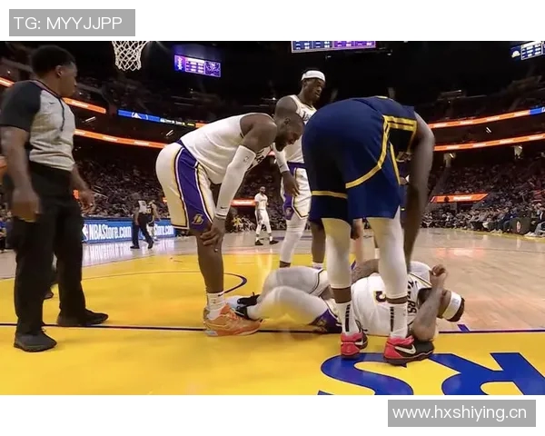 湖人新更衣室揭秘詹姆斯柜内浓眉球衣悬挂引发球迷热议