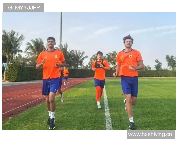 泰山外援瓦科携家人欢庆圣诞节合影留念尽享巴黎美好时光