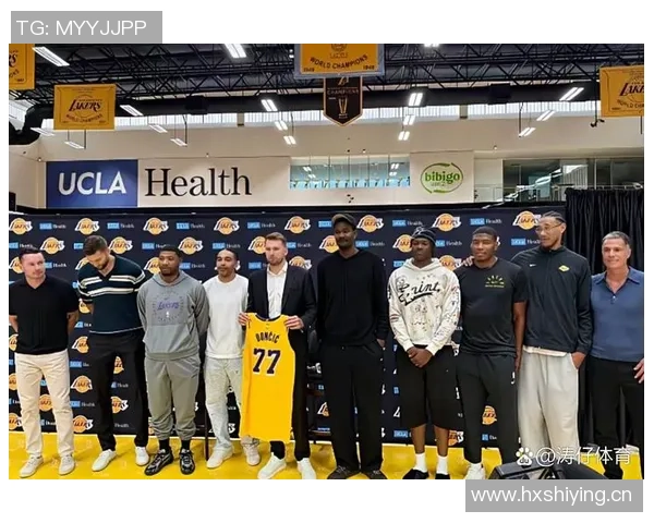 范德比尔特回忆2016年与詹姆斯合影并称其为历史最佳球员